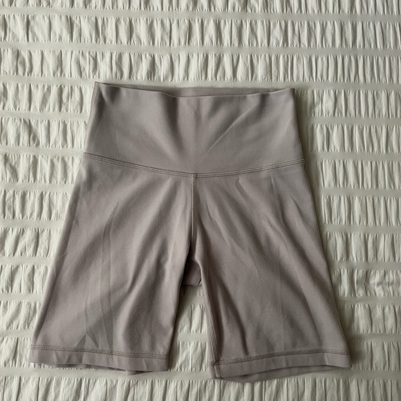 TNABUTTER Atmosphere Hi-Rise 7” short in marble lilac colour, size S - Picture 2 of 5